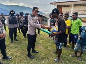 Polres Tolikara Gelar Patroli Sambang dan Serahkan Sarana Olahraga ke SMA YPPK Karubaga