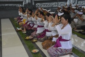 Perkuat Rohani dan Kebersamaan, Bhayangkari Papua Adakan Bintal di Pura Agung Surya Bhuwana