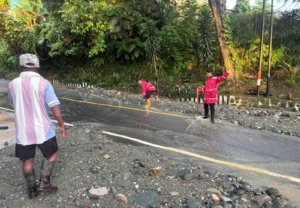 Tim Sar Regu 1 Gasum Ditsamapta Polda Papua Tanggap Bencana Bersihkan Material Longsor Dan Banjir Di Jayapura Selatan