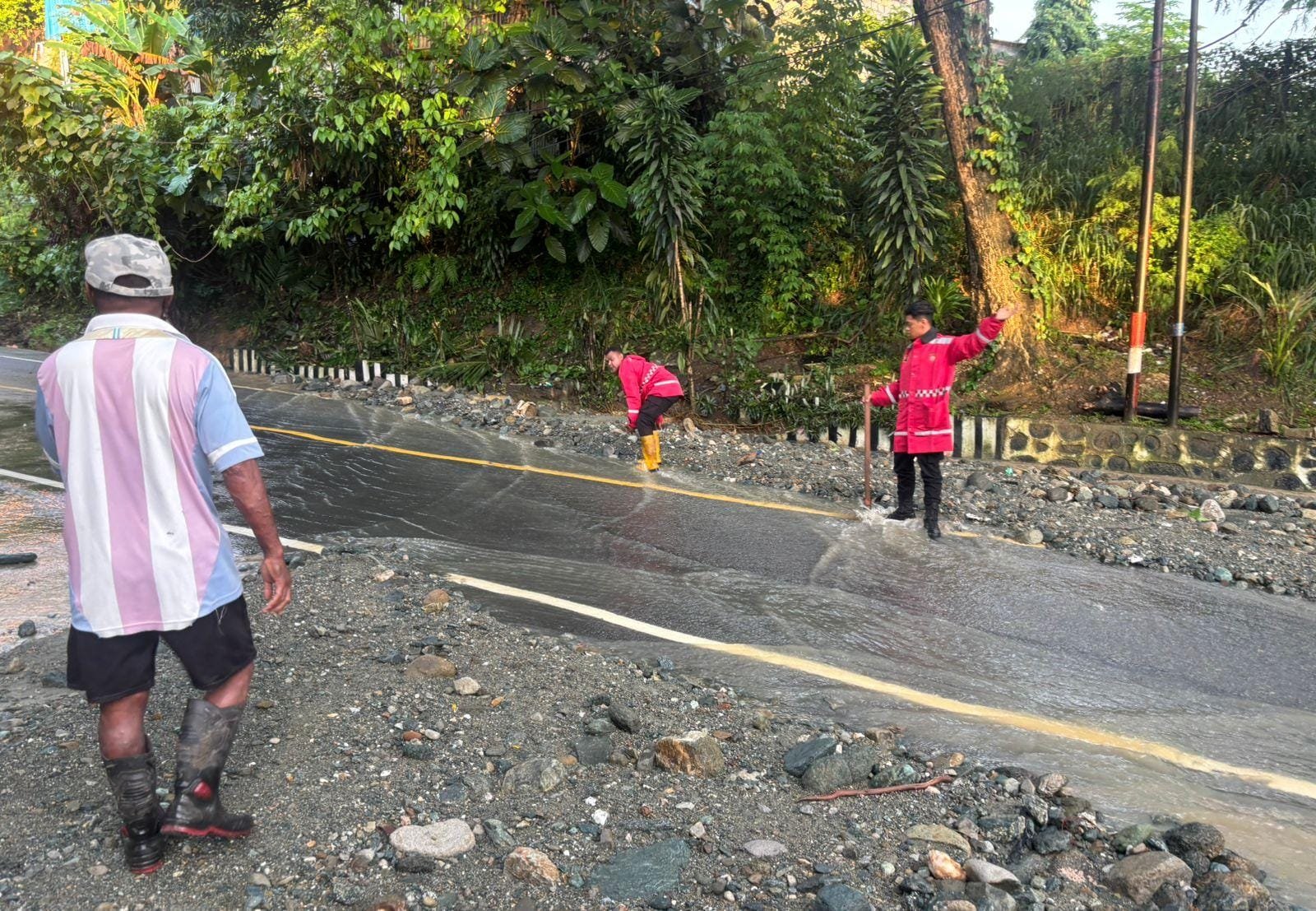 Tim Sar Regu 1 Gasum Ditsamapta Polda Papua Tanggap Bencana Bersihkan Material Longsor Dan Banjir Di Jayapura Selatan