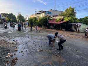 Sat Lantas Polresta Jayapura Kota Tunjukkan Kesigapan dan Pembersihan Pascahujan Deras