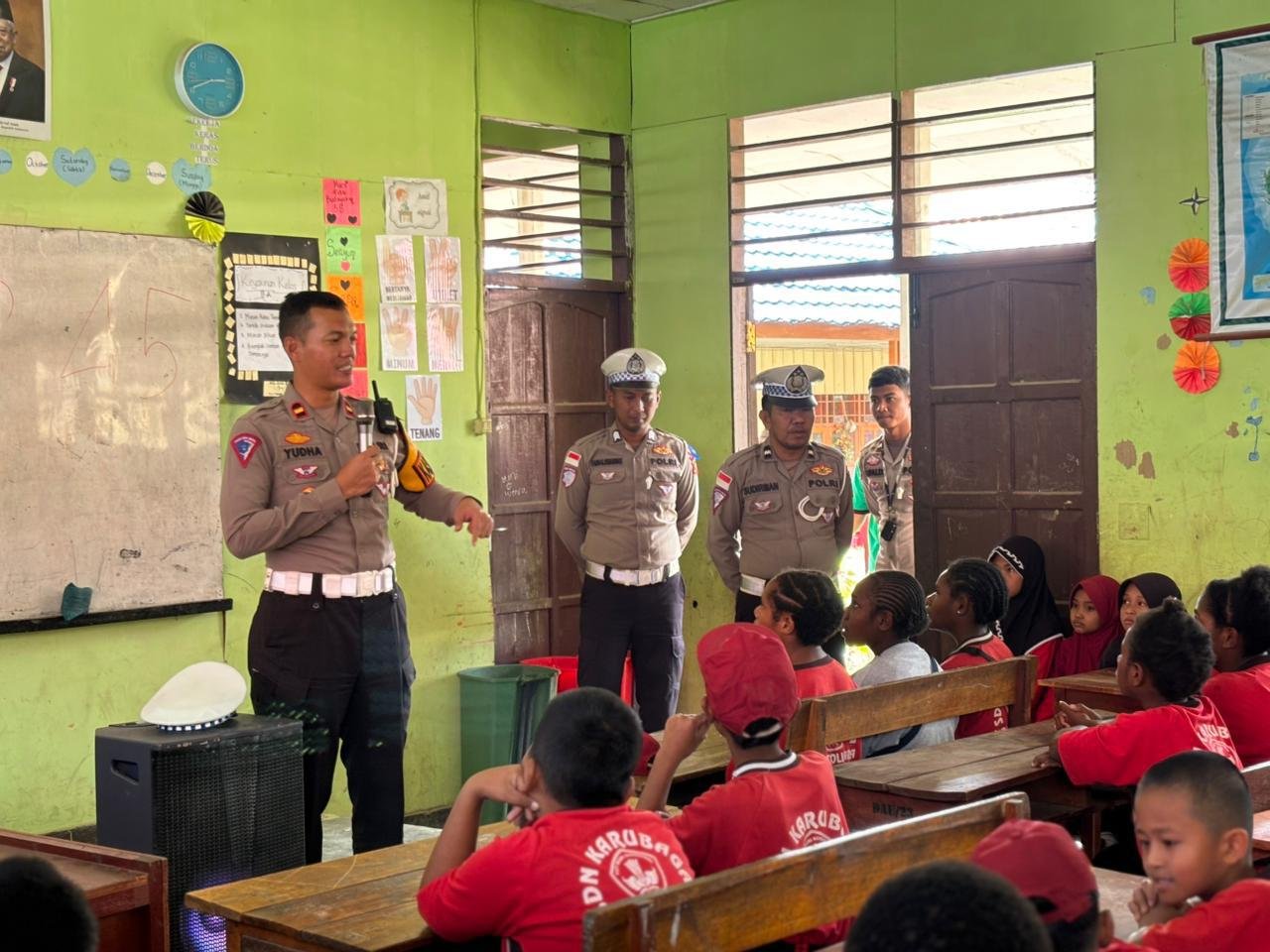 Sat Lantas Polres Tolikara Laksanakan Binluh Dan Edukasi Tertib Berlalu Lintas Sejak Dini Di SDN Karubaga