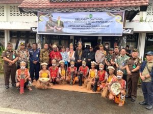 Wakapolda Papua Barat Sambut Kedatangan Kepala Kejaksaan Tinggi Papua Barat di Bandara Rendani