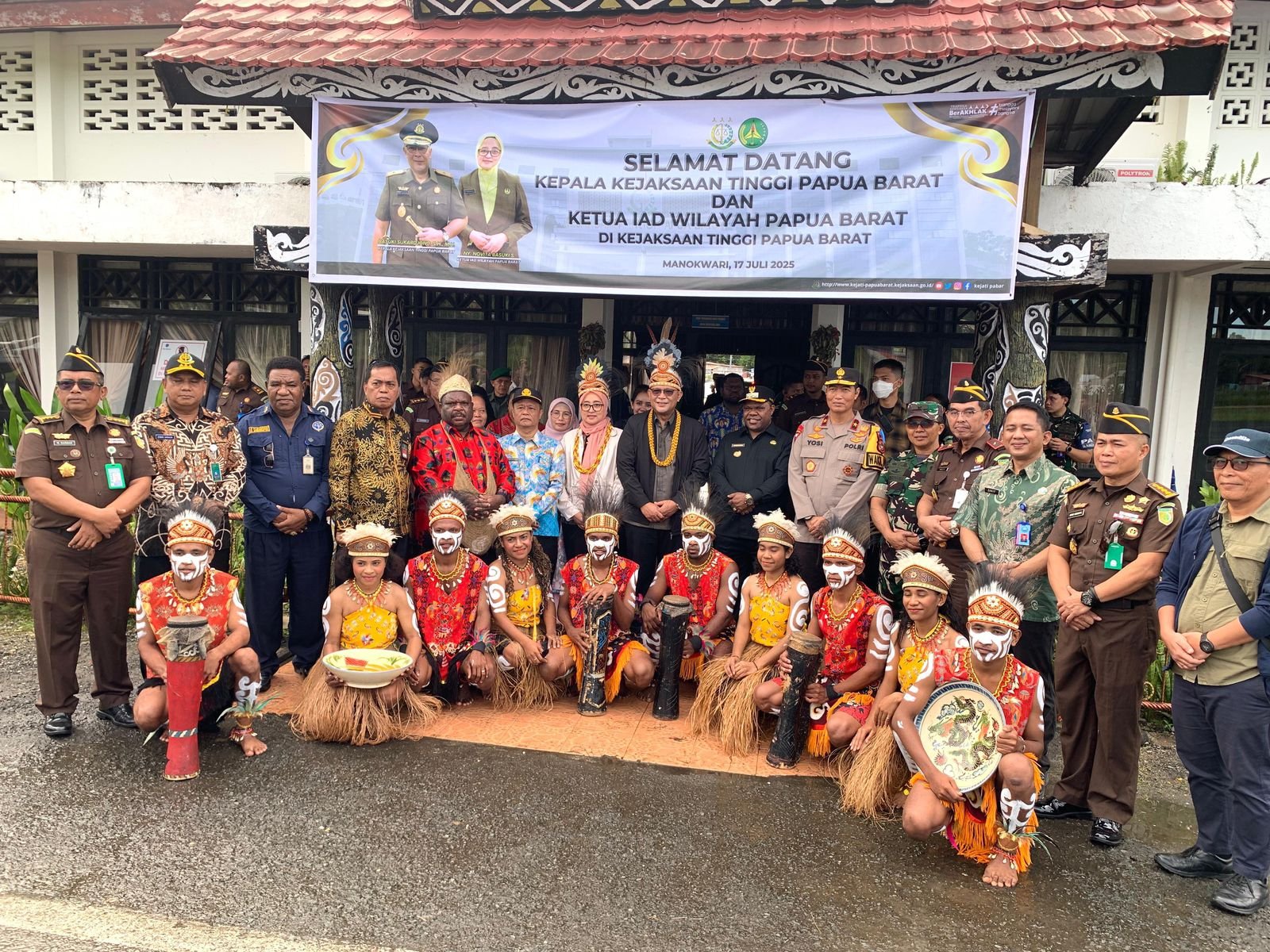 Wakapolda Papua Barat Sambut Kedatangan Kepala Kejaksaan Tinggi Papua Barat di Bandara Rendani