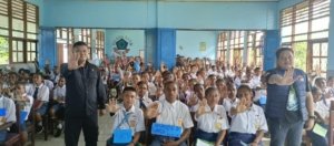 Satuan Resnarkoba Polres Sarmi Gelar Sosialisasi Bahaya Narkoba kepada Peserta Didik Baru SMP YPK Ebenhaezer