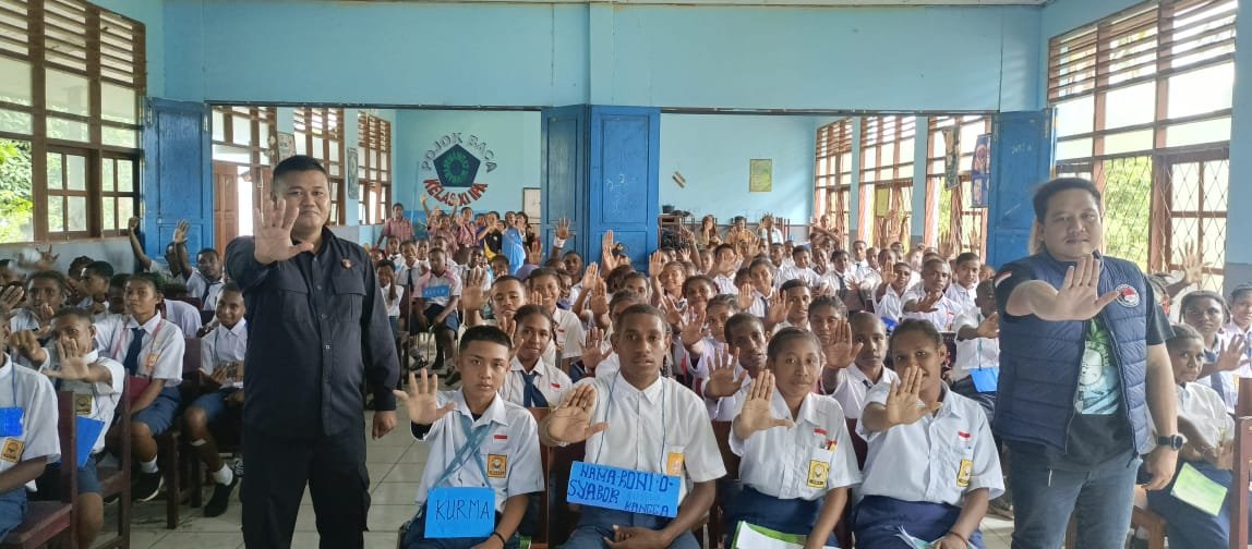 Satuan Resnarkoba Polres Sarmi Gelar Sosialisasi Bahaya Narkoba kepada Peserta Didik Baru SMP YPK Ebenhaezer