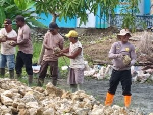 Kapolsek Bonggo dan Anggota Bantu Pembangunan Pondasi Pagar Masjid Al-Muhajirin di Kampung Kiren