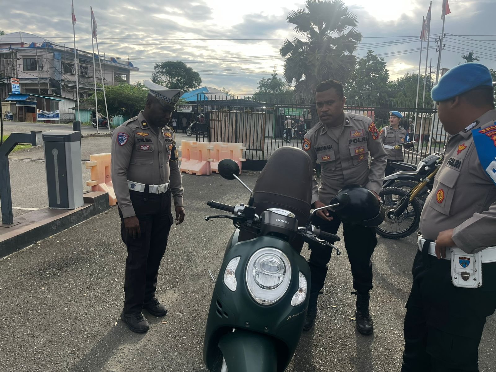 Pemeriksaan Internal Kendaraan Personel, Polda Papua Barat Tertibkan Kepatuhan dalam Rangka Operasi Patuh Mansinam 2025