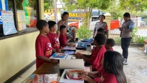 Subsatgas SI IPAR Polres Jayawijaya Gelar Kegiatan Edukatif Bersama Anak-anak dalam Rangka Operasi Rasaka Catrenz 2025
