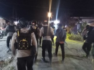 Polres Tolikara Gelar Patroli Malam, Sambangi Pedagang dan Warga untuk Cegah Tindak Kejahatan