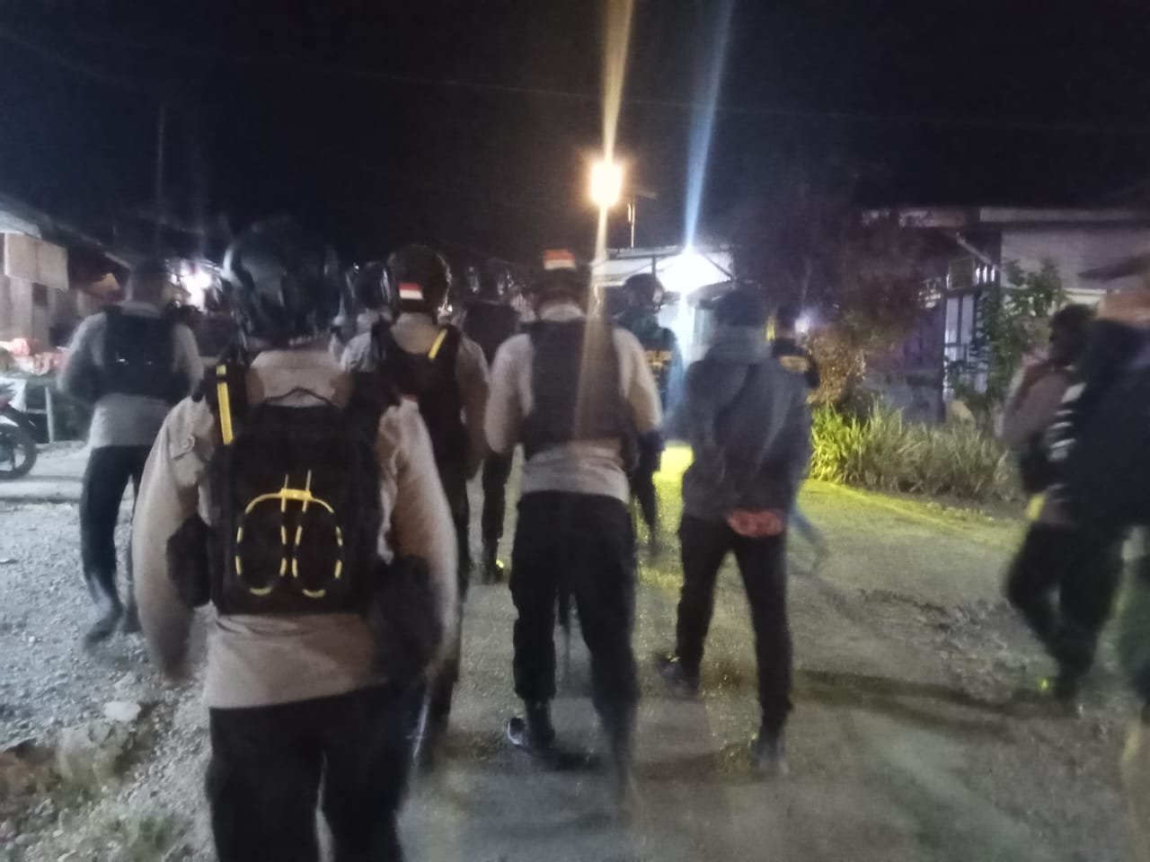 Polres Tolikara Gelar Patroli Malam, Sambangi Pedagang dan Warga untuk Cegah Tindak Kejahatan