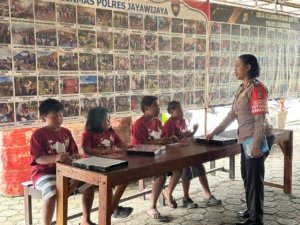 Operasi Rasaka Cartenz 2025: Subsatgas SI-IPAR Polres Jayawijaya Gelar Kegiatan Edukasi Anak di Halaman Mako Polres