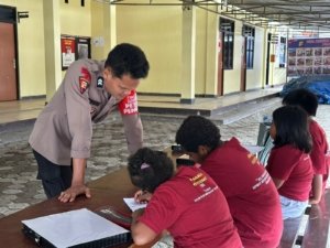 Lewat Operasi Rasaka Cartenz, Polres Jayawijaya Tanamkan Semangat Belajar pada Anak Papua