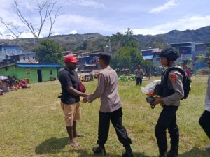 Polres Tolikara Salurkan Bantuan Sembako Kepada Warga Yang Berduka Di Desa Kogimagi