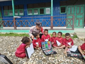 Program si-ipar operasi rasaka cartenz 2025 polres pegunungan bintang hadir mengajar menulis dan membaca wujud kepedulian polri terhadap penerus bangsa di kota oksibil kab. pegunungan bintang