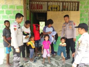 Peduli Warga Perbatasan, Polsek Waris Polda Papua Bagikan Pakaian Layak Pakai dan Kuatkan Sinergi Keamanan