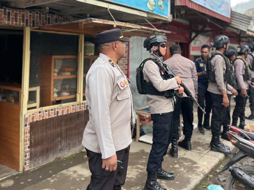 Ciptakan Situasi Kamtibmas Yang Aman Dan Kondusif, Polres Tolikara Laksanakan Patroli Serta Berikan Himbauan Kepada Masyarakat