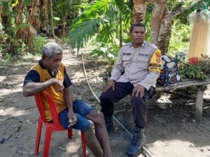 Ciptakan Kamtibmas Kondusif, Bhabinkamtibmas Kampung Manopi-Ramiki Aktif Berikan Himbauan dan Bibit Tanaman