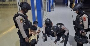 Personel Dit Samapta Polda Papua Amankan Pelaku Pembawa 17 Paket Ganja di Kota Jayapura