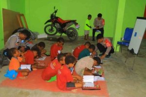 Program Si-IPAR Operasi Rasaka Cartenz 2025: Polri Hadir Mengajar Anak-anak Papua di kab. Yalimo