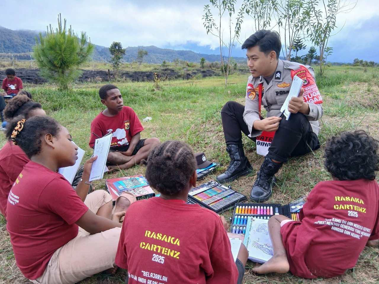 Program Si-IPAR Operasi Rasaka Cartenz 2025: Polri Hadir Mengajar Anak-anak Papua di Oksibil