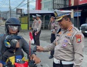 Dit Lantas Polda Papua Barat Bagikan Bendera Merah Putih, Ajak Warga Semarakkan HUT RI ke-80