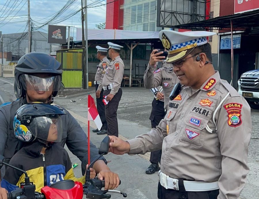 Dit Lantas Polda Papua Barat Bagikan Bendera Merah Putih, Ajak Warga Semarakkan HUT RI ke-80