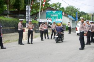 Semangat Merah Putih Menyapa Jalanan Fakfak: Polres Bagikan 300 Bendera, Ajak Warga Meriahkan HUT ke-80 RI
