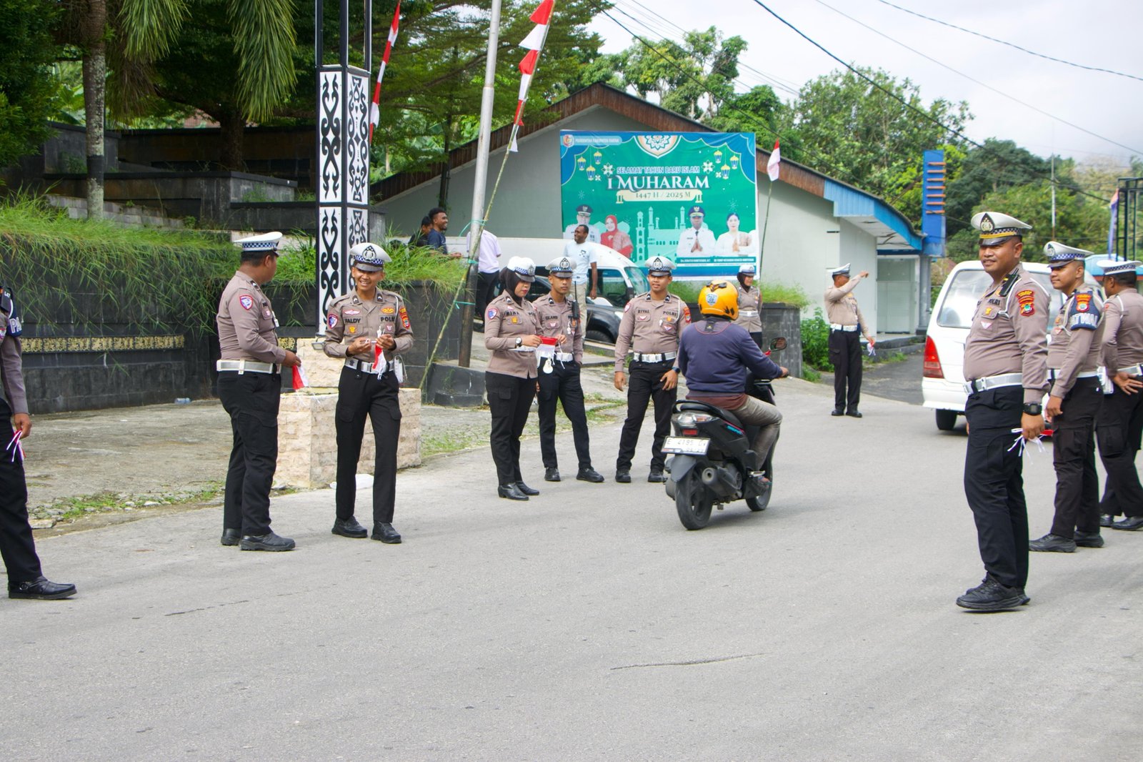 Semangat Merah Putih Menyapa Jalanan Fakfak: Polres Bagikan 300 Bendera, Ajak Warga Meriahkan HUT ke-80 RI
