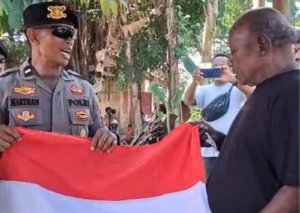 Polres Merauke Bagikan Bendera Merah Putih Sambut HUT ke-80 Kemerdekaan RI