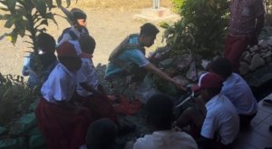 Kebersamaan Satgas Operasi Damai Cartenz dengan Anak-Anak di SD Negeri Mulia, Puncak Jaya