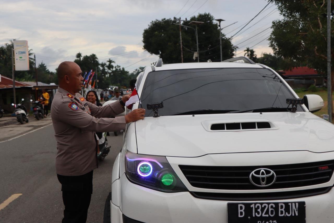 Sambut HUT RI ke-80, Polres Manokwari Selatan Bagikan 800 Bendera Merah Putih kepada Pengguna Jalan