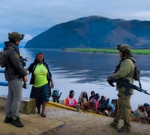 Satgas Ops Damai Cartenz lakukan patroli dialogis di Pelabuhan Aikai