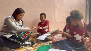 Subsatgas Si Ipar Operasi Rasaka Cartenz 2025 Dampingi Anak Putus Sekolah di Rumah Belajar Graha Youtefa