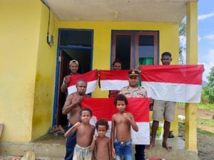 Tingkatkan Rasa Nasionalisme, Polsek Muara Tami Bagikan Bendera Merah Putih Di Perbatasan RI–PNG