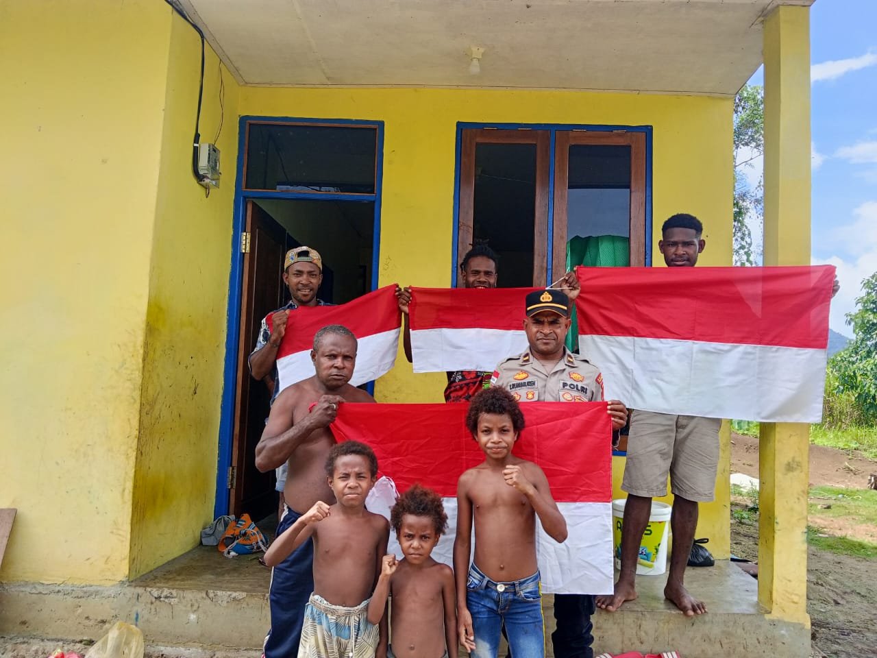 Tingkatkan Rasa Nasionalisme, Polsek Muara Tami Bagikan Bendera Merah Putih Di Perbatasan RI–PNG