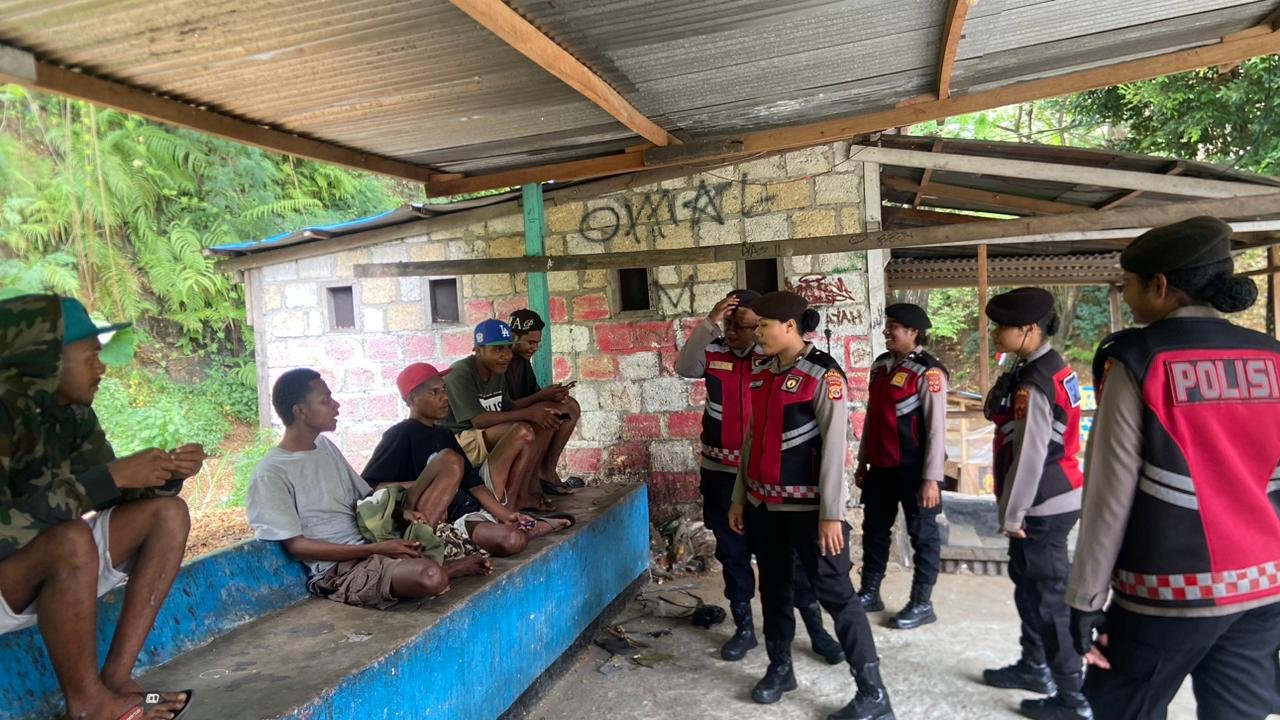 Polwan Anggrek Hitam Ditsamapta Gelar Patroli Dialogis di Jayapura Selatan