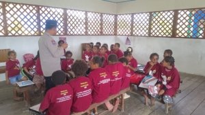 Program si-ipar operasi rasaka cartenz 2025 polres pegunungan bintang hadir mengajar membaca dan menulis kepada anak-anak di kota oksibil kab. pegunungan bintang