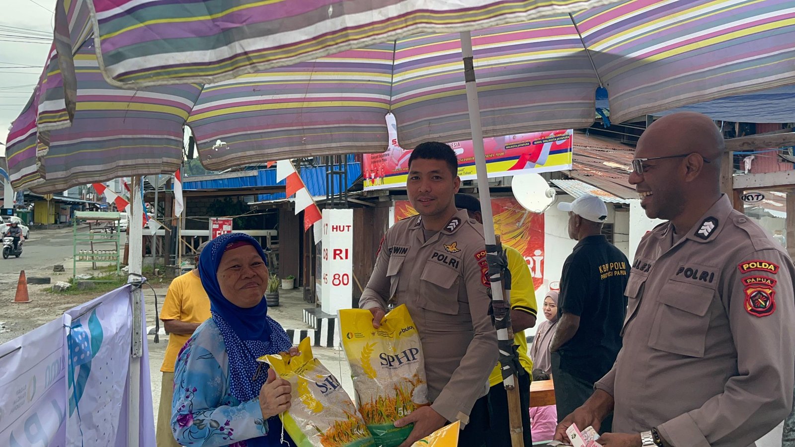 Polda Papua Gelar Gerakan Pangan Murah di Aspol Kloofkamp, Sediakan 100 Sak Beras Harga Terjangkau untuk Warga