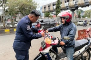 Kibarkan Semangat Kemerdekaan, Duta Humas Polda Papua Bagikan Bendera ke Pengendara