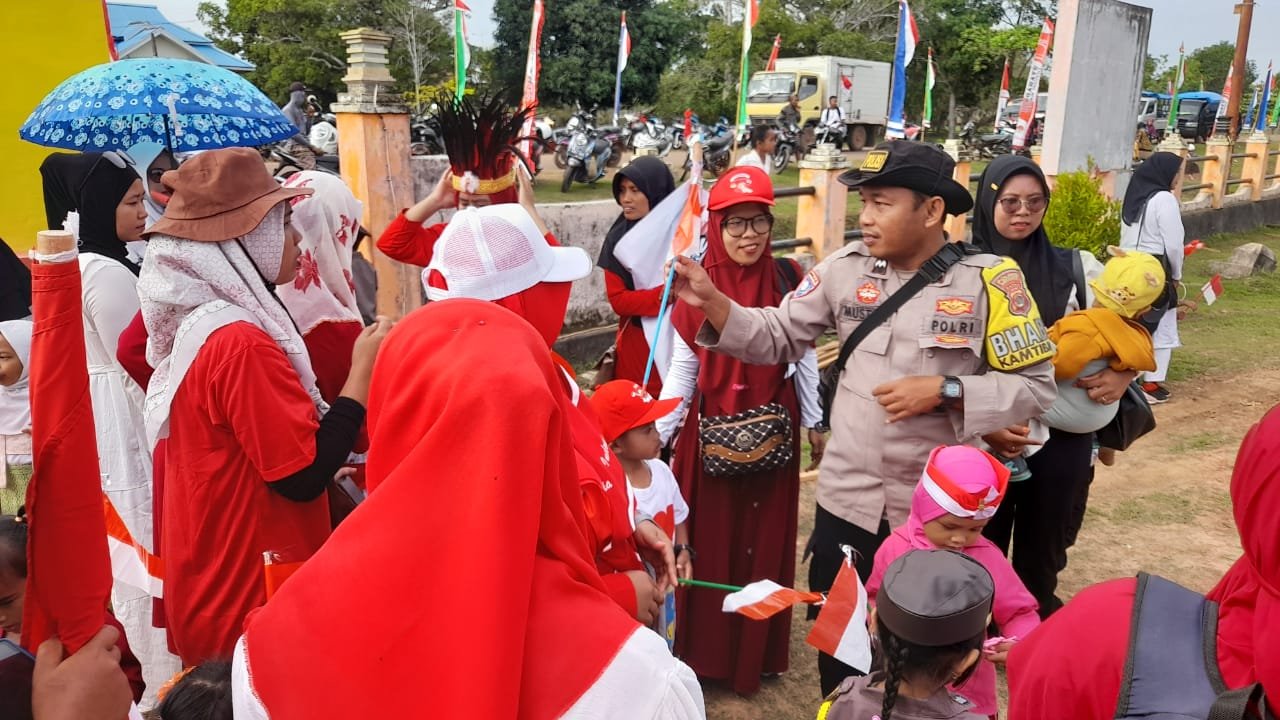 Karnaval Meriah di Jagebob, Polsek Bagikan Bendera Merah Putih untuk Anak PAUD–TK