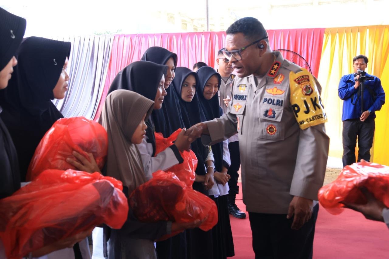 Kapolda Papua Resmikan Gerakan Pangan Murah Serentak di Sentani