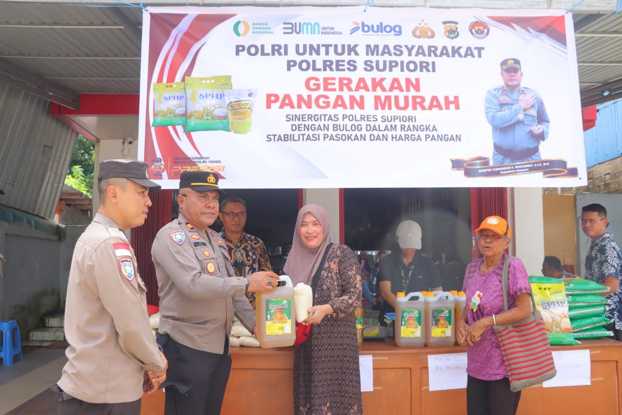 Polres Supiori Gelar Gerakan Pangan Murah di Pertigaan Jalan Sorendiweri Raya