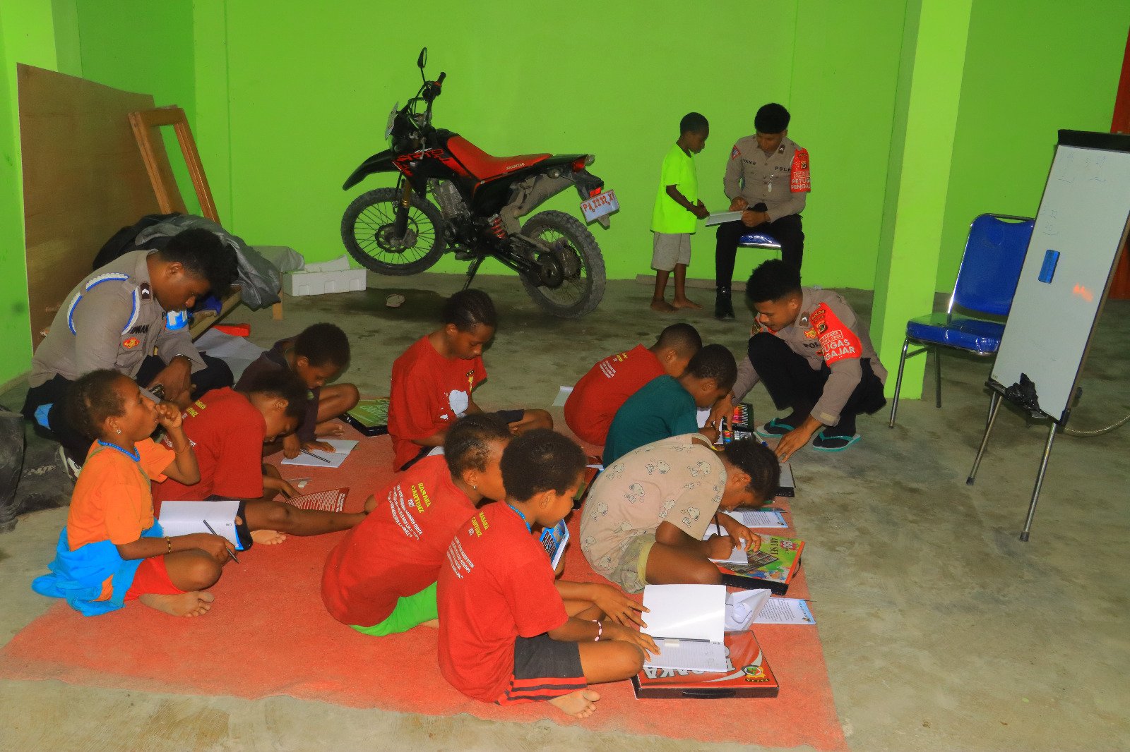 “Dari Pena ke Mimpi”, Satgas Si-Ipar Rasaka Cartenz Bantu Anak Yalimo Belajar Menulis