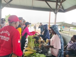 Jelang HUT RI ke-80, Polres Nduga Gelorakan Cinta Tanah Air Melalui Pembagian Bendera Merah Putih