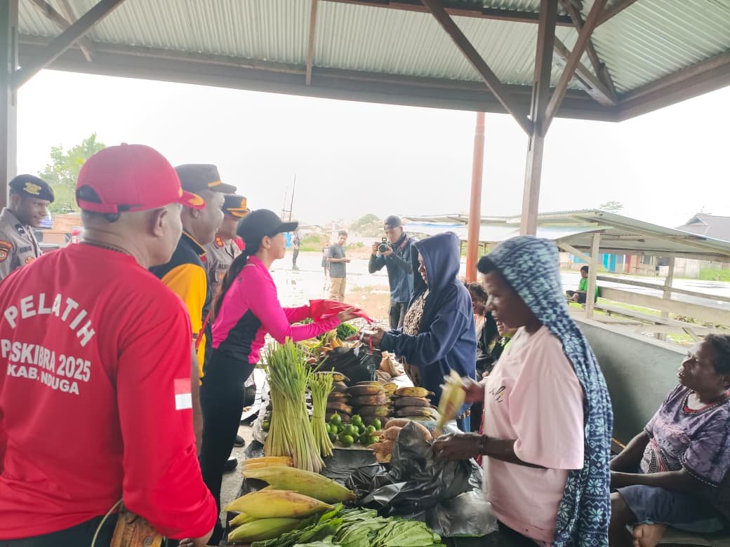 Jelang HUT RI ke-80, Polres Nduga Gelorakan Cinta Tanah Air Melalui Pembagian Bendera Merah Putih