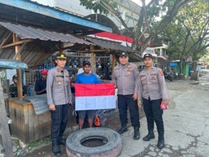 Tingkatkan Nasionalisme, Polsek KPL Jayapura Bagikan Bendera Merah Putih Jelang HUT RI ke-80