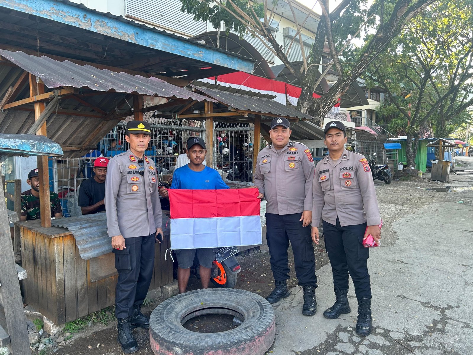 Tingkatkan Nasionalisme, Polsek KPL Jayapura Bagikan Bendera Merah Putih Jelang HUT RI ke-80