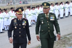 Polres Tolikara Hadiri Upacara Taptu dan Pawai Obor HUT RI ke-80 di Kabupaten Tolikara