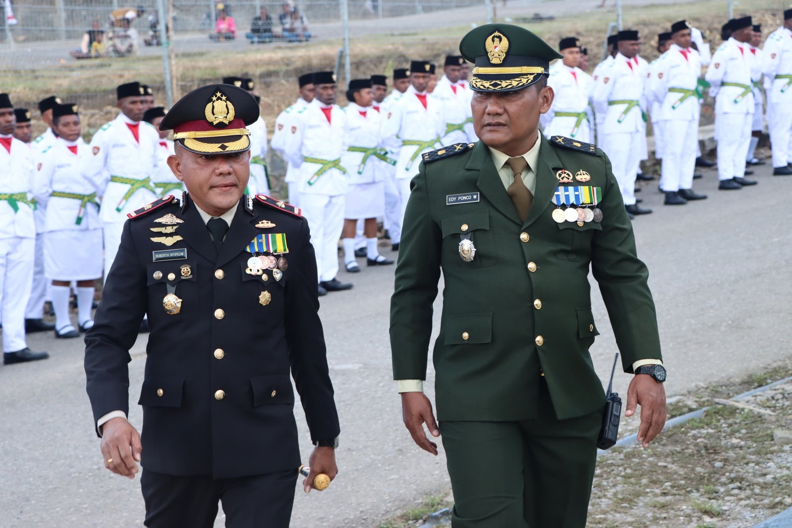 Polres Tolikara Hadiri Upacara Taptu dan Pawai Obor HUT RI ke-80 di Kabupaten Tolikara